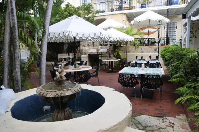 Too.Chez Restaurant And Bar