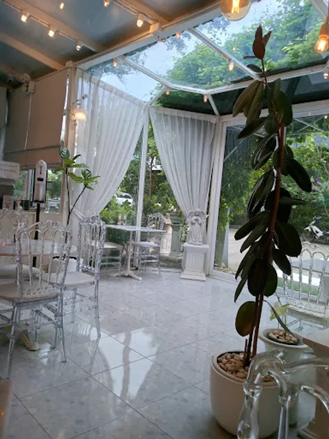 White Chuan Chom x Café ไวท์ ชวนชม