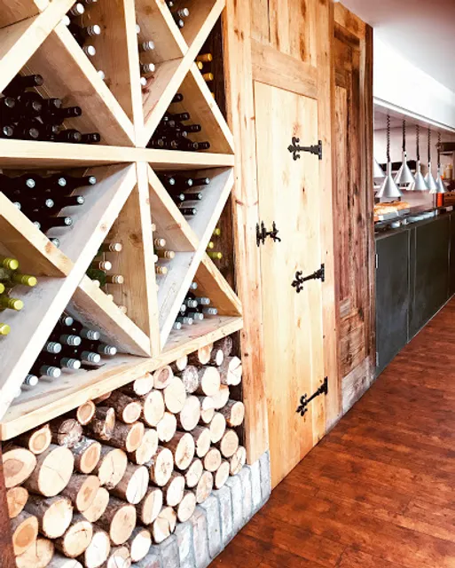 The Pickwick Inn & Oliver's Restaurant