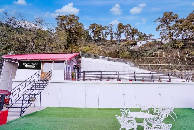 Townhouse Mall Road Near Library Chowk