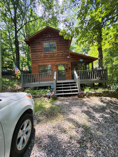 Cozy Hiawassee Cabin with Firepit