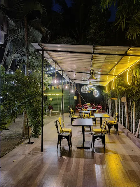 Food Garage Cafe and Stay