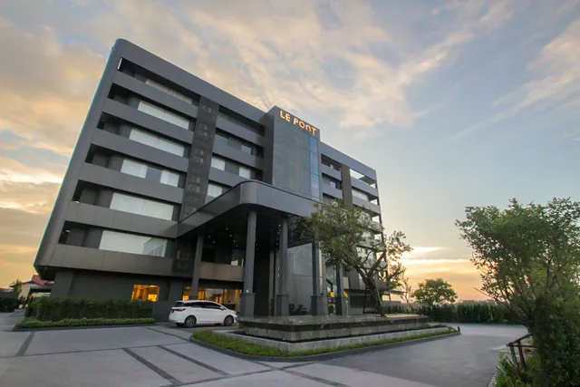 Le Pont Riverfront Resort