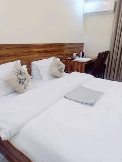 Hotel Landlord { Luxury, Deluxe Rooms and Ac restaurant }