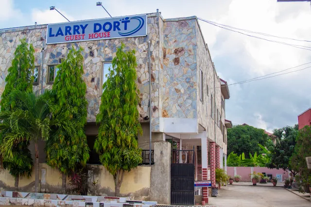 Larry-Dort Guest House / Hotel