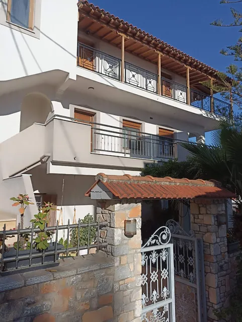 Bellerose Studios and Apartment