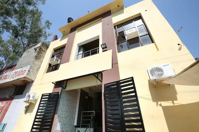 OYO Royal Hotel And Restaurant