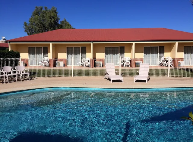 EMERALD EXPLORERS INN