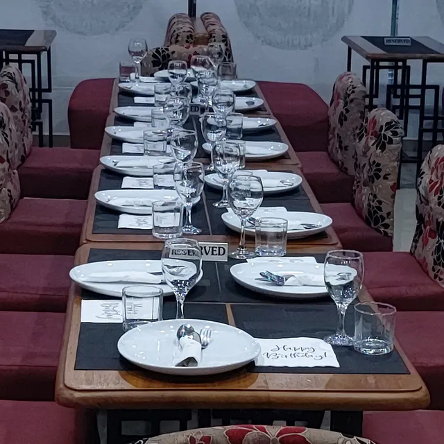 MegaDeVoss Restaurant and Bar