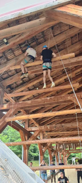 Gradina de corzi si aventura Eselnita - Aventura pe clisura