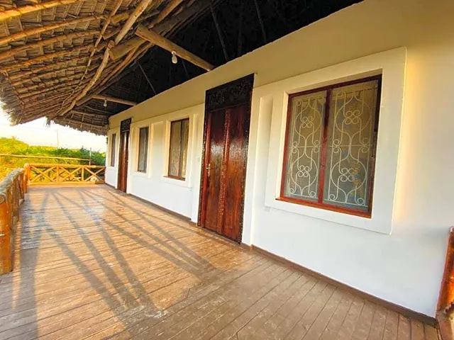 Habibi's Bottle House