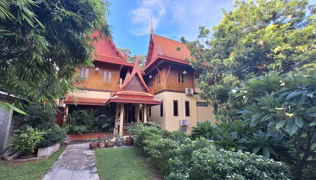 Luang Chumni Village