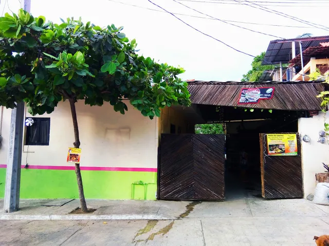 Casa Teresita Zihuatanejo - Habitacion con Aire Acond. Segura y Economica.