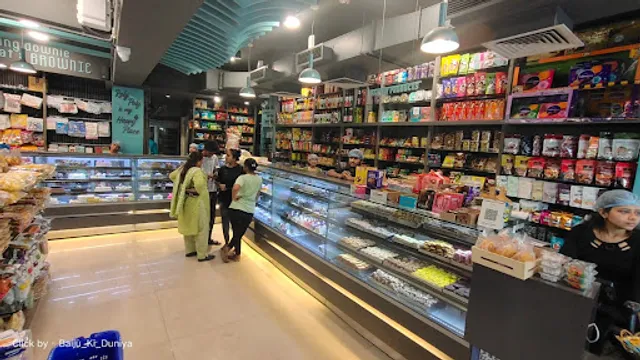 Roly Poly Cakes nd Eatery