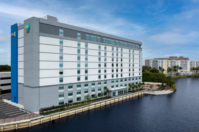 Tru by Hilton Miami Airport South Blue Lagoon