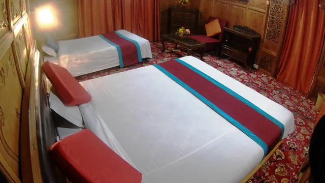 Mother India houseboats.