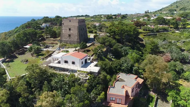 Sotto la Torre e sopra il porticciolo