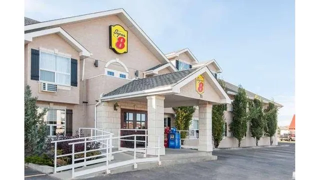 Super 8 by Wyndham Cochrane