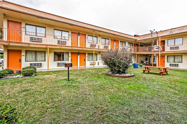 OYO Hotel Lake Charles Hwy 10