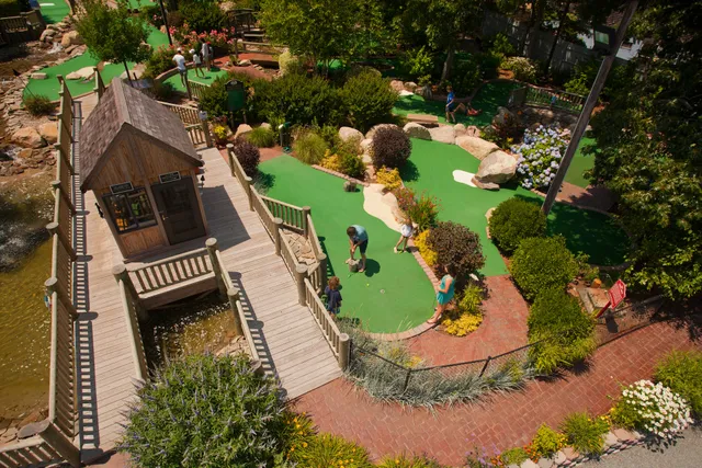 ARNOLDS ADVENTURE MINI GOLF