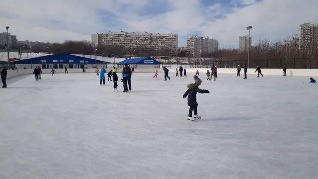 Katok S Iskusstvennym L'dom V Brateyevo