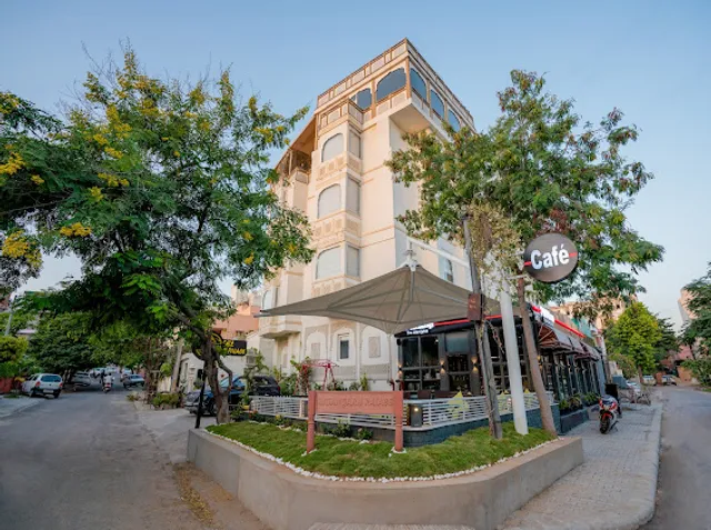 Hotel Ratangarh Palace