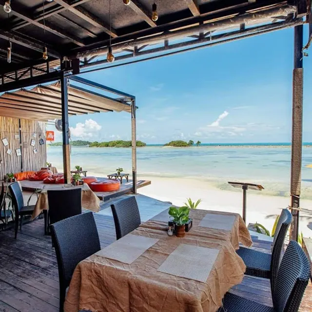 Moonrise Seafood & Beachbar