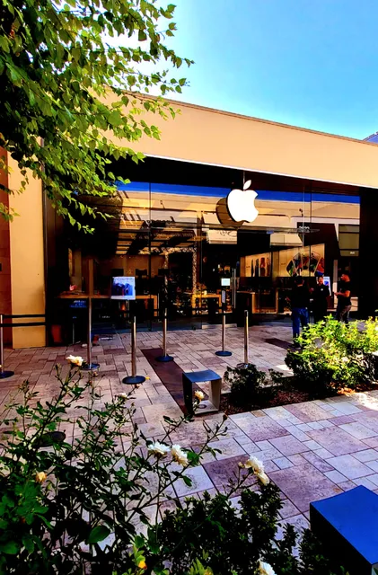 Apple Valencia Town Center