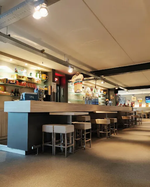 de Sporthal Meeuwen - Gezellig terras met speeltuin