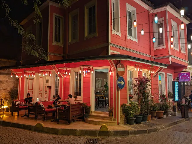 Rose Mansion by Otantik Suites