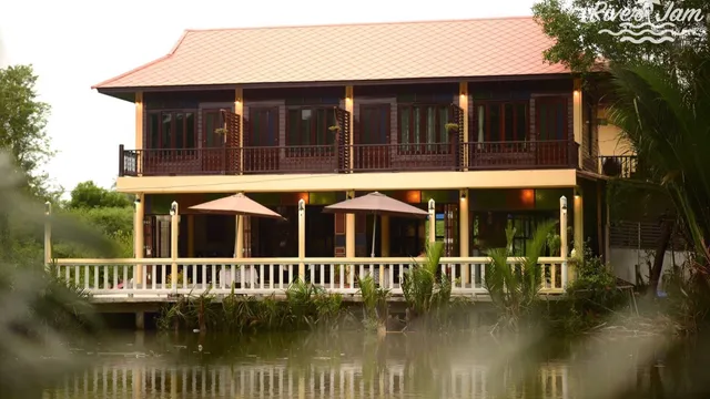 River Jam Amphawa Hotel