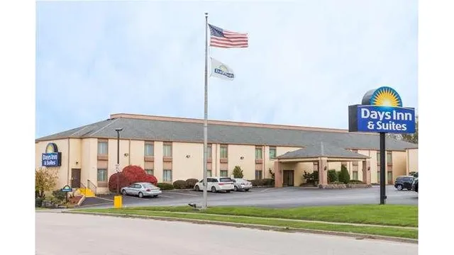 Days Inn & Suites by Wyndham Bloomington/Normal IL