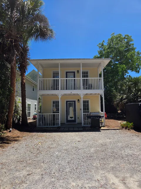 Cute Beach House Minutes from Beach