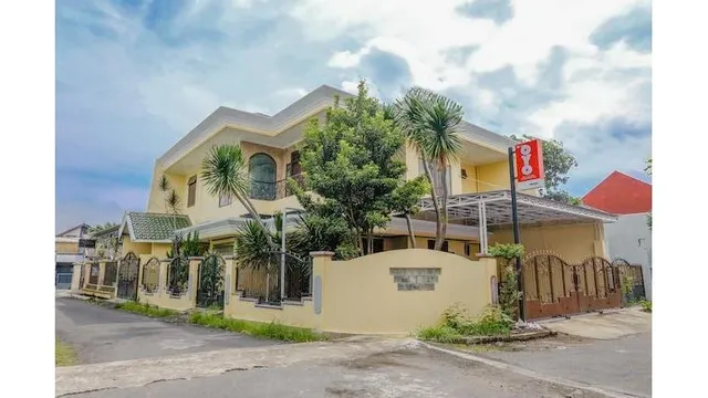 OYO 2733 Omah Cimbar Family Residence