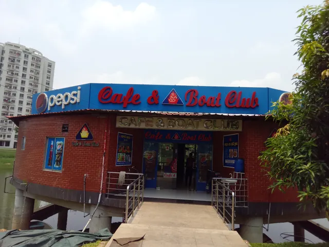 Cafe & Boat Club