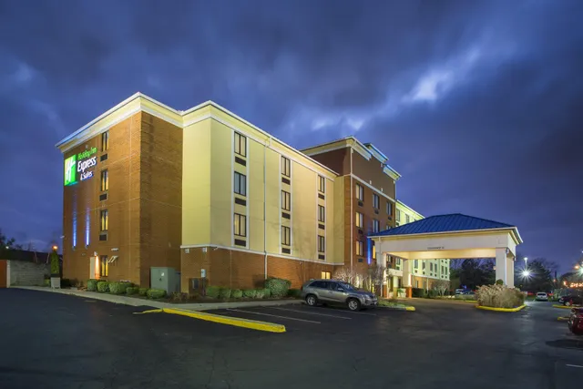 Holiday Inn Express & Suites Columbus Airport by IHG