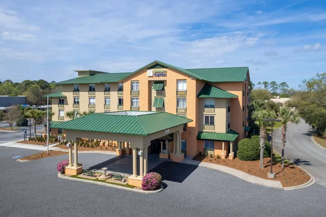 Holiday Inn Express & Suites