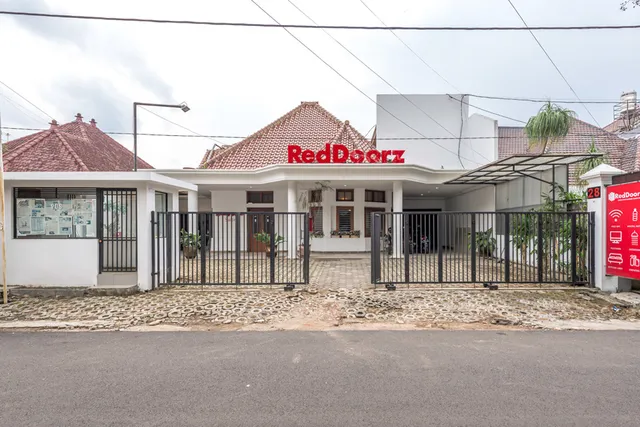 RedDoorz near Gajayana Stadium Malang