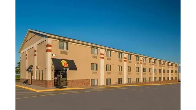 Super 8 by Wyndham Lincoln West