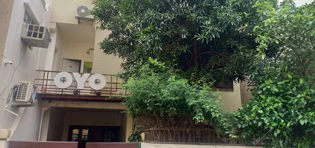 OYO 27653 Savoy Suites