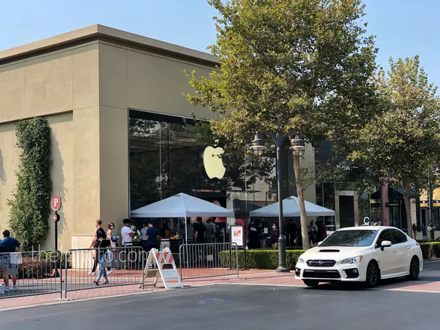 Apple Victoria Gardens