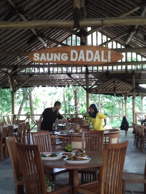 Saung Makan Bu Empat