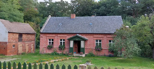 Ceglany domek w Gryżynie