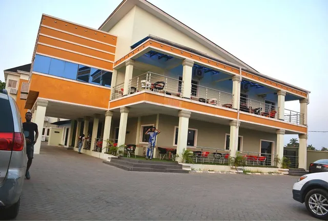 Exquisite Homes2 Hotel & Lounge