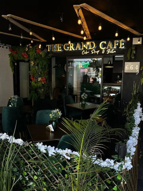 THE GRAND CAFÉ
