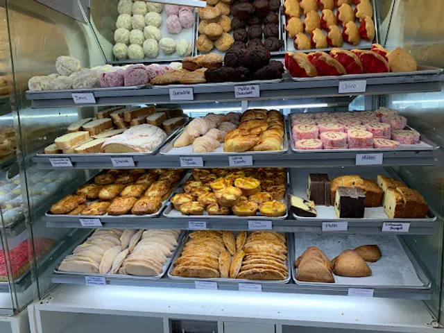 Pasteleria Y Panaderia La Ideal 2