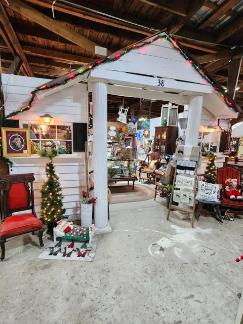 Picker's Paradise Antique Vendors Market