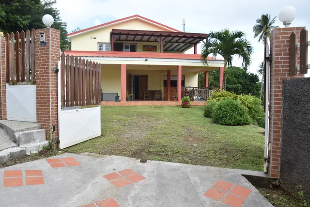 Haut de villa dans son ecrin de verdure