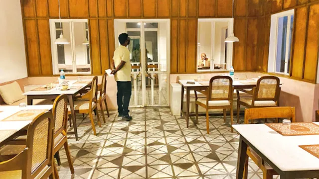 CakeBee - Coffee & Croissants