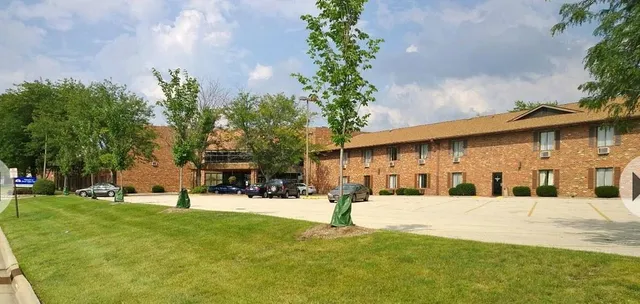 Clarion Pointe Bloomington - Normal near I-55 and University